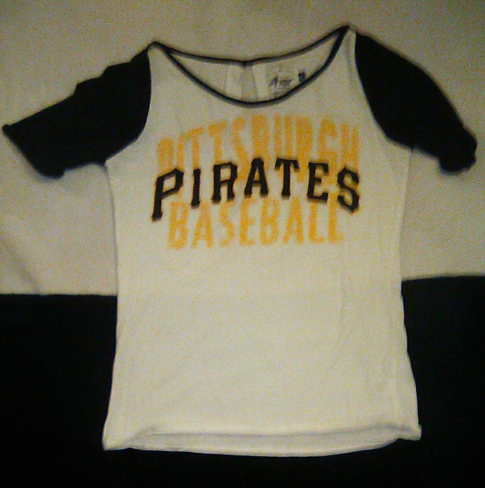 NWOT Pirates T-Shirt